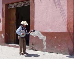 Man with guitar in Hidalgo